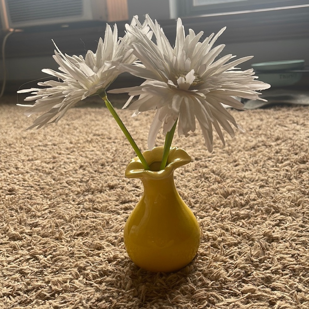 YELLOW VASE 💛💐